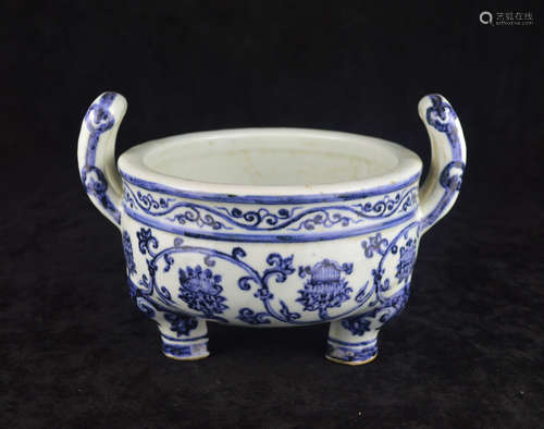 A BLUE AND WHITE LOTUS PATTERN TRIPOD CENSER