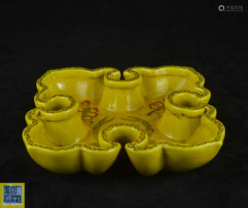 A YELLOW GLAZE RUYI-HEAD SHAPED PLATE