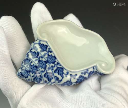 Blue and white porcelain Sea Shell Water Dropper