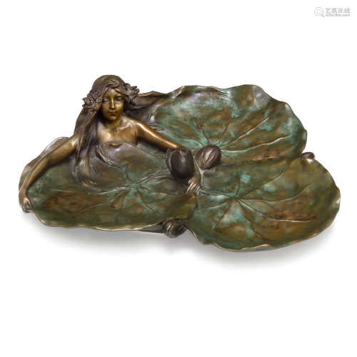 青铜托盘“漂浮在荷花叶上的精灵”