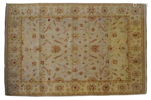 HAND KNOTTED INDIAN AGRA WOOL RUG, 12'5