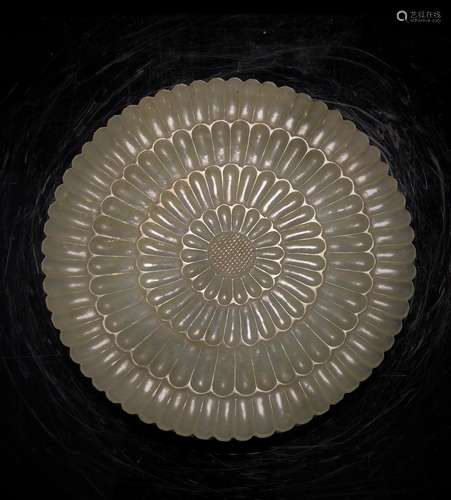 A Carved Jade Chrysanthemum Dish