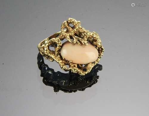 ESTATE 14K GOLD AND SKIN CORAL RING
