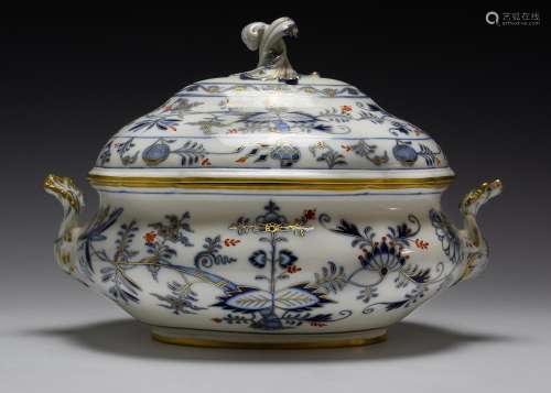 EARLY MEISSEN BLUE ONION RICH COVERED TUREEN