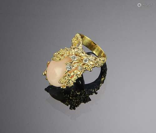 ESTATE 18K GOLD, DIAMOND & ANGEL SKIN CORAL RING