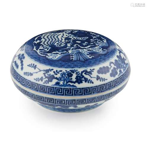 BLUE AND WHITE CIRCULAR BOX AND COVER WANLI MARK BUT 19TH CENTURY 26cm diam