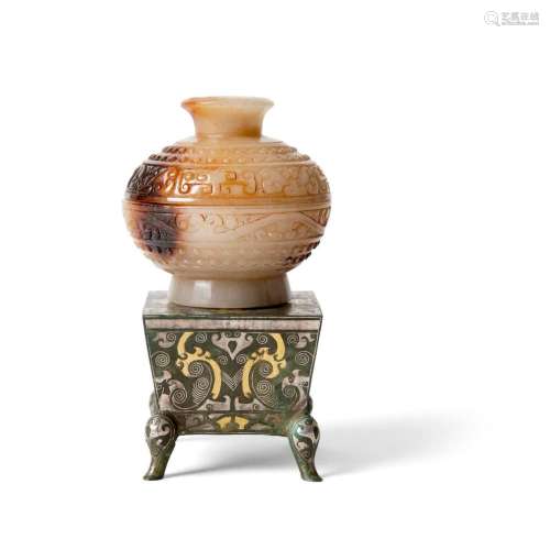 GREY AND BROWN JADE LIDDED BOX ON BRONZE STAND 10.6cm high (overall)