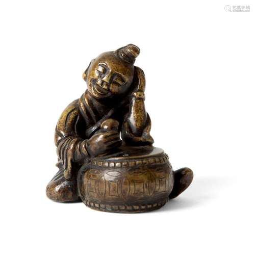 BRONZE 'BOY AND DRUM' PAPER WEIGHT 17TH CENTURY 5.2cm high