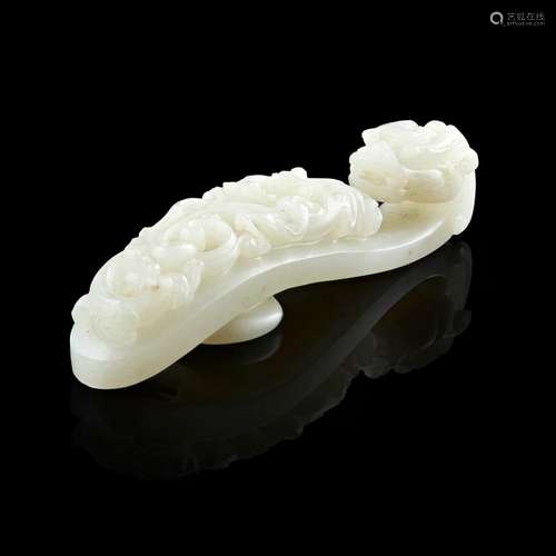 CELADON JADE 'DRAGON' BELT HOOK QING DYNASTY, 18TH/19TH CENTURY 10cm long