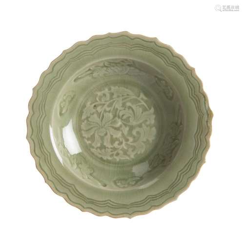 LONGQUAN CELADON GLAZED BARBED-RIM DISH MING DYANSTY 18.2cm wide