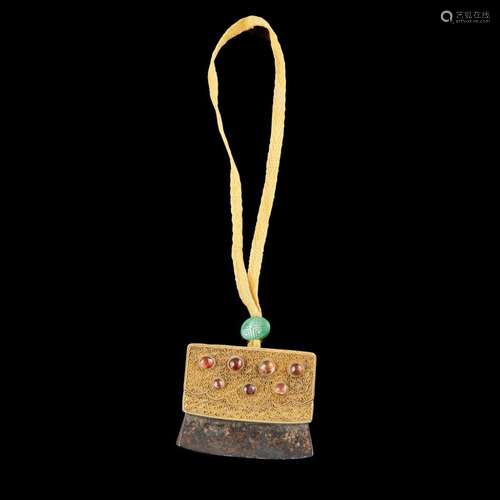 TIBETAN HARDSTONE EMBELLISHED AND GOLD MOUNTED IRON FIRESTRIKER, HUO LIAN QNIG DYNASTY 5.5cm wide