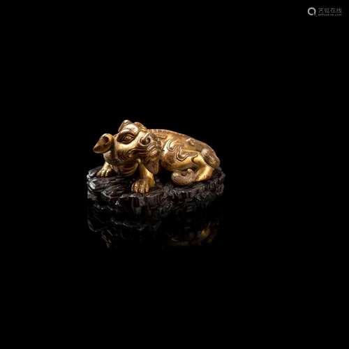 GILT-BRONZE 'MYTHICAL BEAST' SCROLL WEIGHT 9cm long