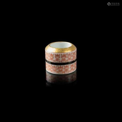 IRON-RED AND GILT PORCELAIN ARCHER'S RING QIANLONG MARK, 18TH/19TH CENTURY 3.5cm diam
