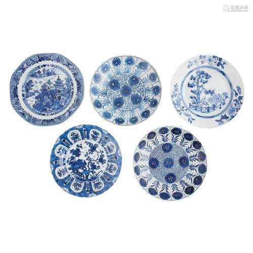 PAIR OF BLUE AND WHITE 'ASTER PATTERN' LOBED DISHES CHENGHUA MARK BUT KANGXI PERIOD 22.2cm diam