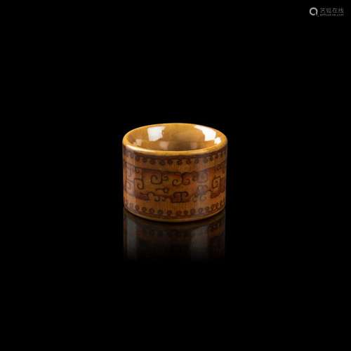 PORCELAIN ARCHER'S RING QIANLONG MARK, 18TH/19TH CENTURY 3.1cm diam