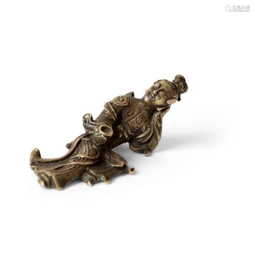 BRONZE PAPER WEIGHT IN THE FORM OF A RECLINING LADY 17TH/18TH CENTURY 7.8cm long