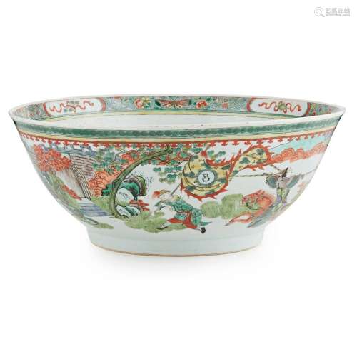 LARGE FAMILLE VERTE 'ROMANCE OF THE THREE KINGDOMS' PUNCH BOWL QING DYNASTY, 19TH CENTURY 37.3cm diam