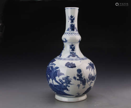 A BLUE ADNW WHTIE GOURD VASE