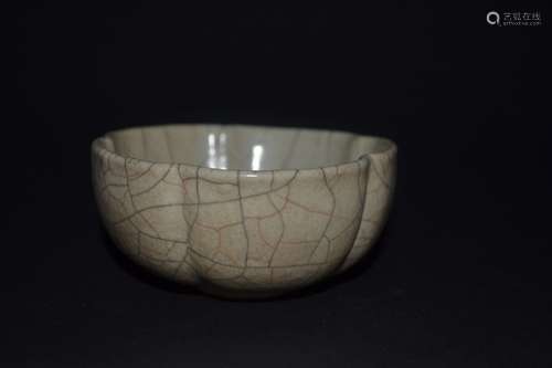 A GE YAO PETAL-FORM BOWL