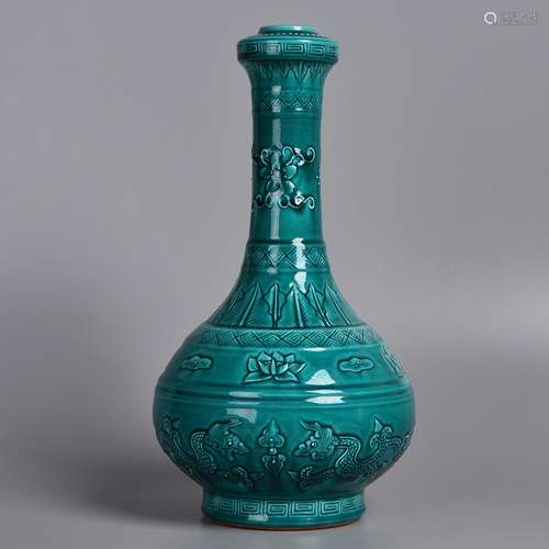 A MALACHITE-GREEN BOTTLE VASE