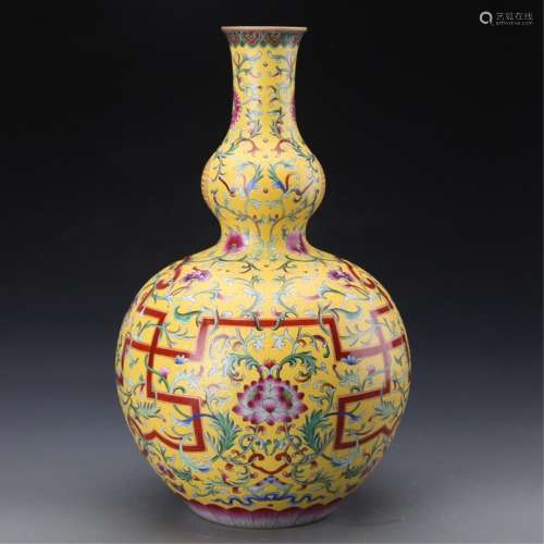 A FAMILE ROSE DOUBLE GOURD VASE