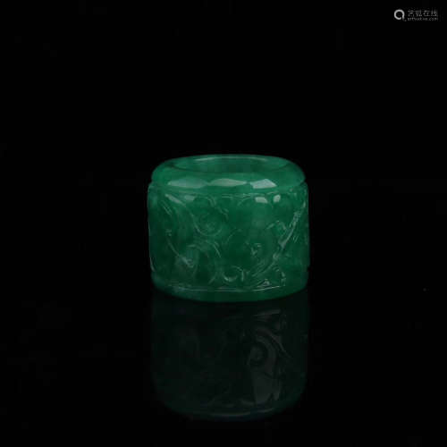 A FLORAL PATTERN GREEN JADEITE RING