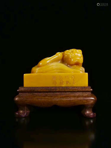 17-19TH CENTURY, A LION DESIGN FIELD YELLOW STONE SEAL, QING DYNASTY