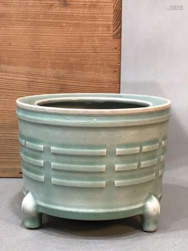 A LONGQUAN CELADON CYLINDRICAL TRIPOD CENSER, 13TH CENTURY