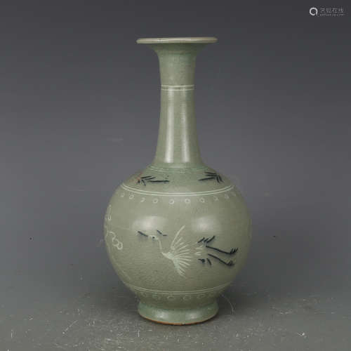 A RARE KOREAN CELADON BOTTLE VASE