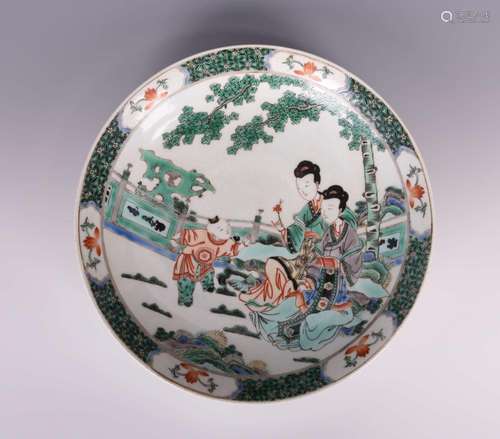 A FAMILLE VERT 'FIGURES' CHARGER, KANGXI MARK, QING DYNASTY