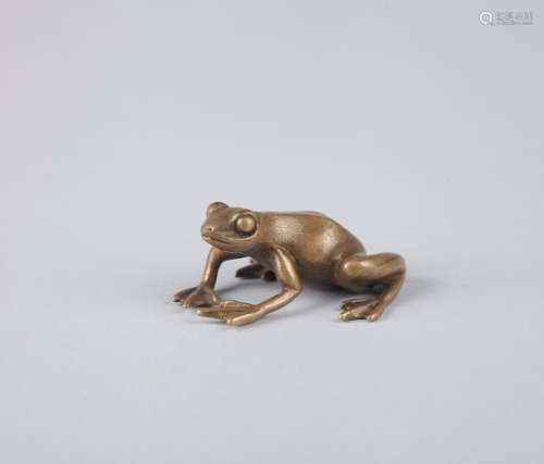 A BRONZE 'FROG' PAPER WEIGHT, QING DYNASTY