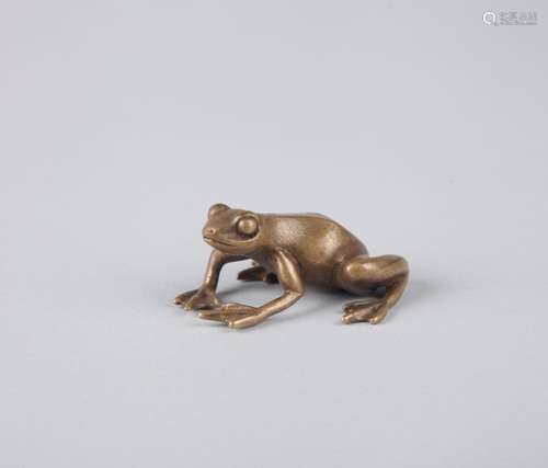 A BRONZE 'FROG' PAPER WEIGHT, QING DYNASTY