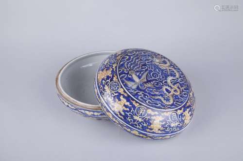 AN EXTREMELY RARE BLUE AND WHITE AND YELLOW-DECORATED BOX AND COVER, LONGQING MARK, MING DYNASTY