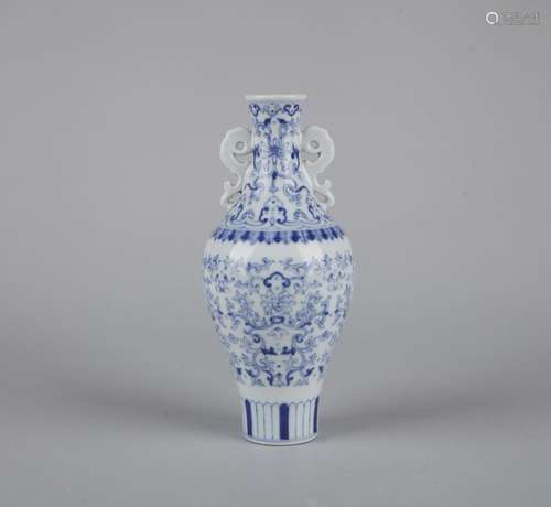 A BLUE AND WHITE DRAGON-HANDLED VASE, QIANLONG MARK, QING DYNASTY