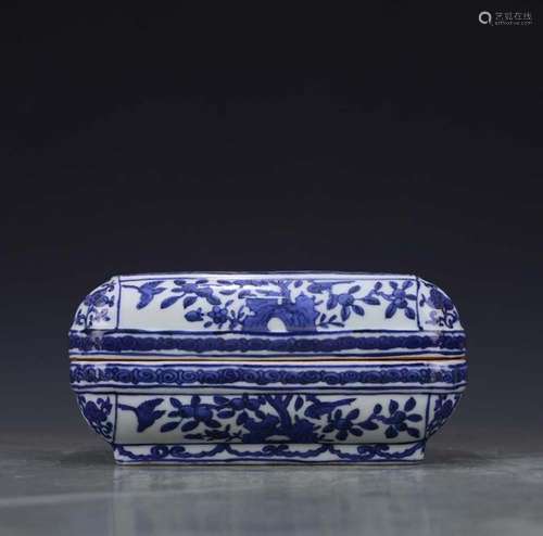 A BLUE AND WHITE 'DRAGON' BOX AND COVER, WANLI MARK, MING DYNASTY