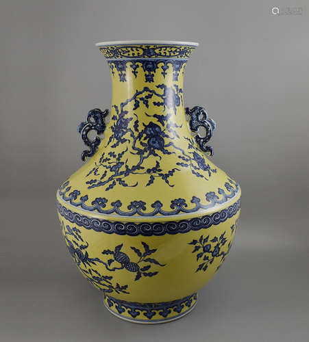 A LARGE BLUE AND WHITE YELLOW-GROUND VASE, QIANLONG MARK, QING DYNASTY