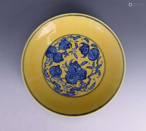 A BLUE AND WHITDE YELLOW-GROUND DISH, YONGZHENG MARK, QING DYNASTY