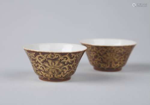 A PAIR OF GILT-DECORATED MIRROR-BLACK-GLAZED CUPS, KANGXI MARK, QING DYNASTY
