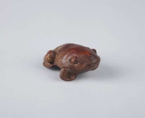 A BAMBOO ROOT CARVING OF A TOAD, QING DYNASTY