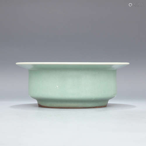 A RARE LONGQUAN CELADON BARBED-RIM BRUSH WASHER, SONG DYNASTY