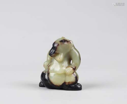 A BLACK AND WHITE JADE FIGURE OF A BEAR, PROBABLY HAN DYNASTY