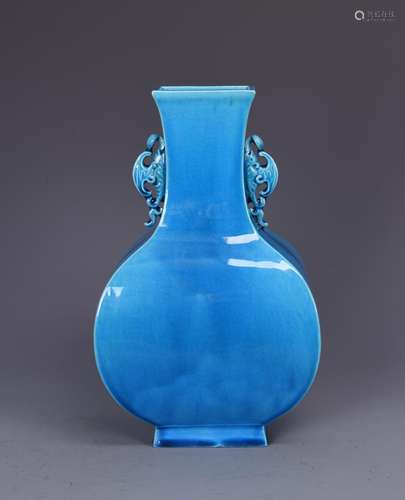 A TURQUOISE-GLAZED VASE, QIANLONG MARK, QING DYNASTY