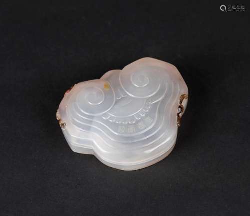 AN AGATE BOX AND COVER, JIAQING MARK, QING DYNASTY