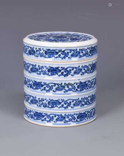 A BLUE AND WHITE CIRCULAR BOX AND COVER, QIANLONG MARK, QING DYNASTY