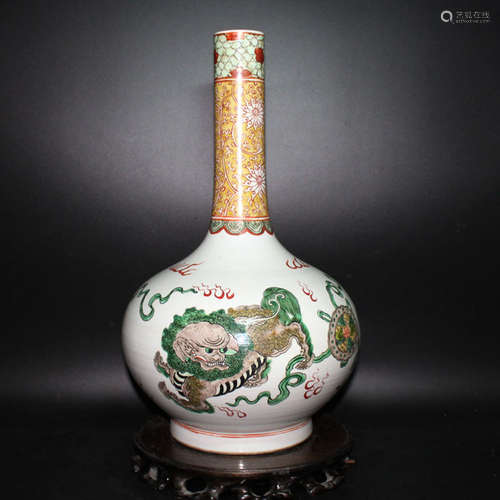 A LARGE FAMILLE VERT 'LIONS' BOTTLE VASE, GUANXU MARK AND OF THE PERIOD