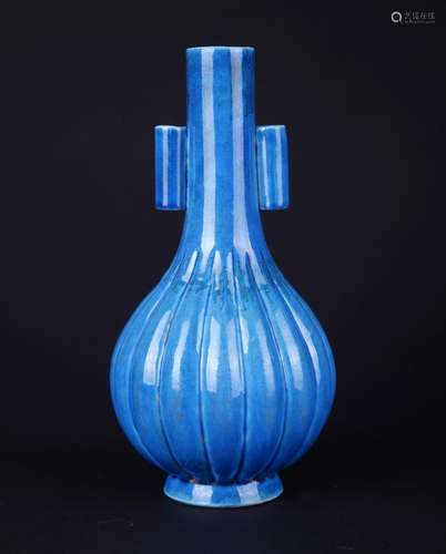 A TURQUOISE-GLAZED PETAL-MOLDED VASE, QIANLONG MARK, QING DYNASTY