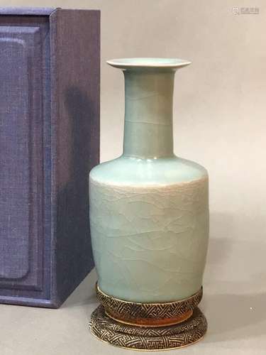 A LONGQUAN CELADON MALLET VASE, SOUTHERN SONG