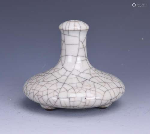 A GE-TYPE TRIPOD VASE, YONGZHENG MARK, QING DYNASTY