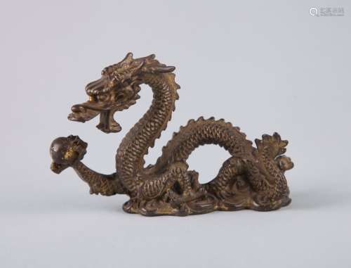 A BRONZE DRAGON-SHAPED PAPER WEIGHT, 19TH CENTURY