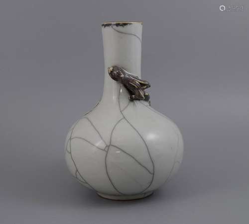 A GE-TYPE 'DRAGON' VASE, 18TH CENTURY